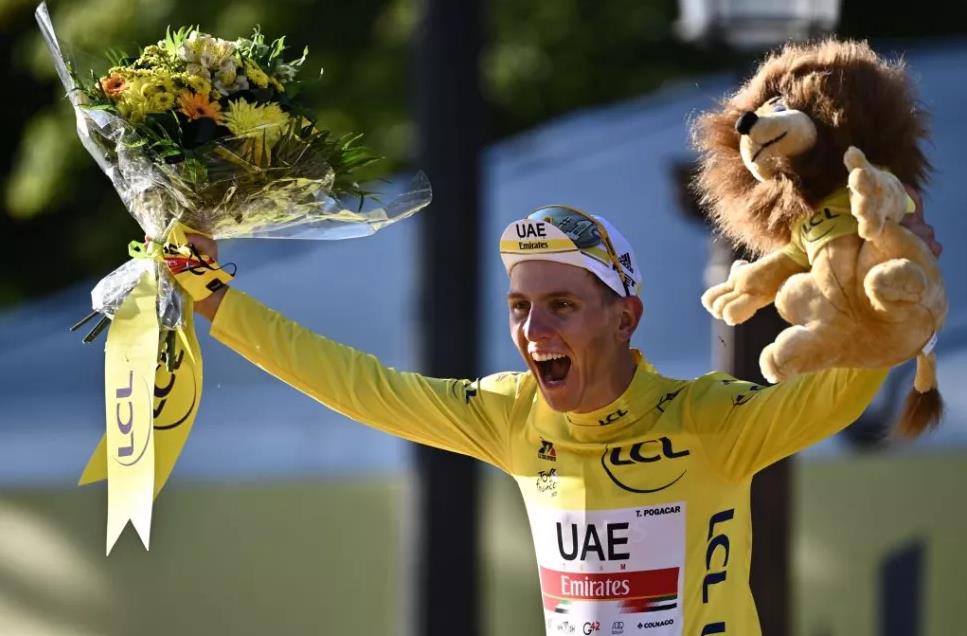 Tadej Pogacar supera Peter Sagan terzo